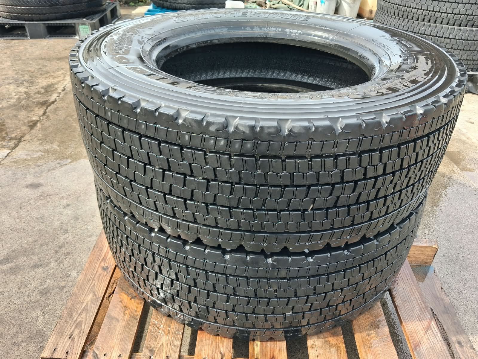 CG-P67 |  Set of 2 Bridgestone Studless Tires 295/70R22.5 W900