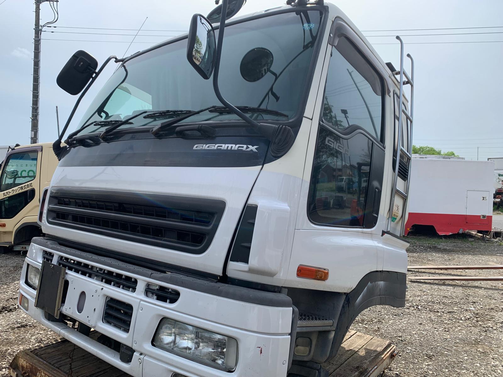 [REF.No: CE-AD-11] Cabin only Isuzu Giga Cabin CYJ51W6-7002349 PJ-CYJ51W6A with bed July 2006