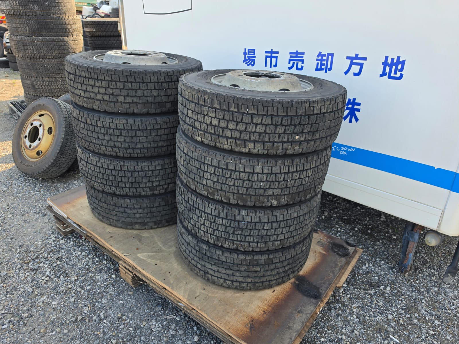 [REF.NO: CG-AH-21-P1] 235 70R 17.5 Dunlop DUNLOP 2024 Model 8 tires Studless winter tires 10 holes With wheels 33mm