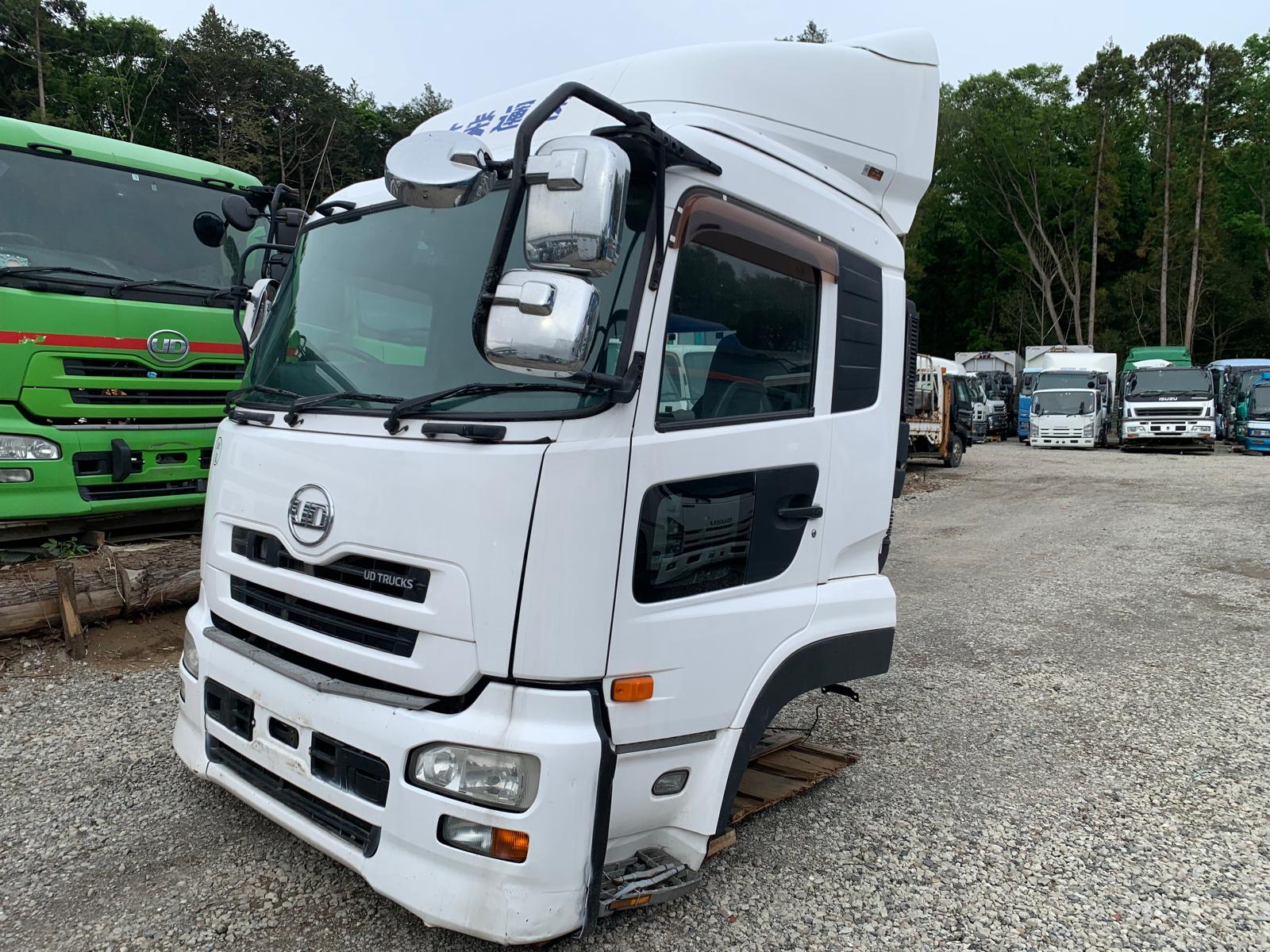 Cabin only UD Trucks Cabin CG5ZA-01433 LKG-CG5ZA with bed December 2011 [Ref. No: CE-AC-12]