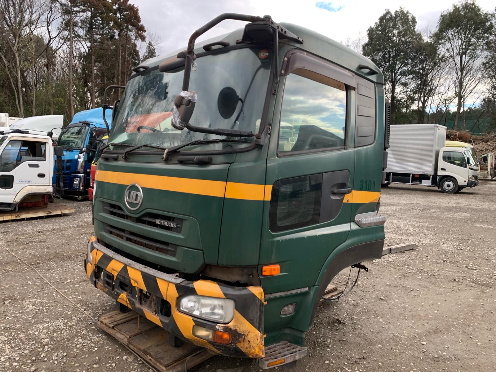 Cabin only UD UD Trucks Cabin CD5YL-00231 LDG-CD5YL with bed November 2011 [Ref. No: CE-AC-55]